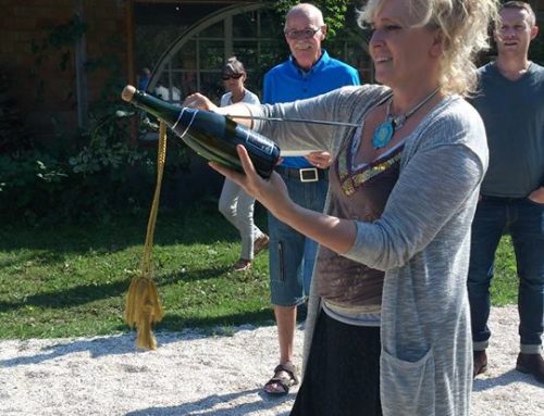 Vi hygger spiser kage og sabler champagne